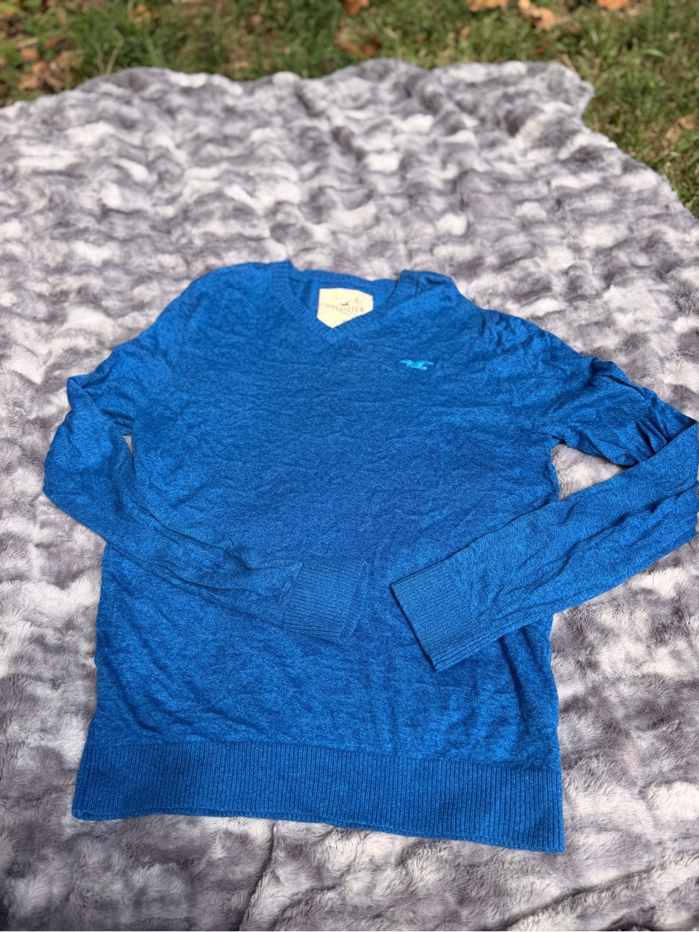 Hollister Men's V-Neck Sweater in Royal Blue size M